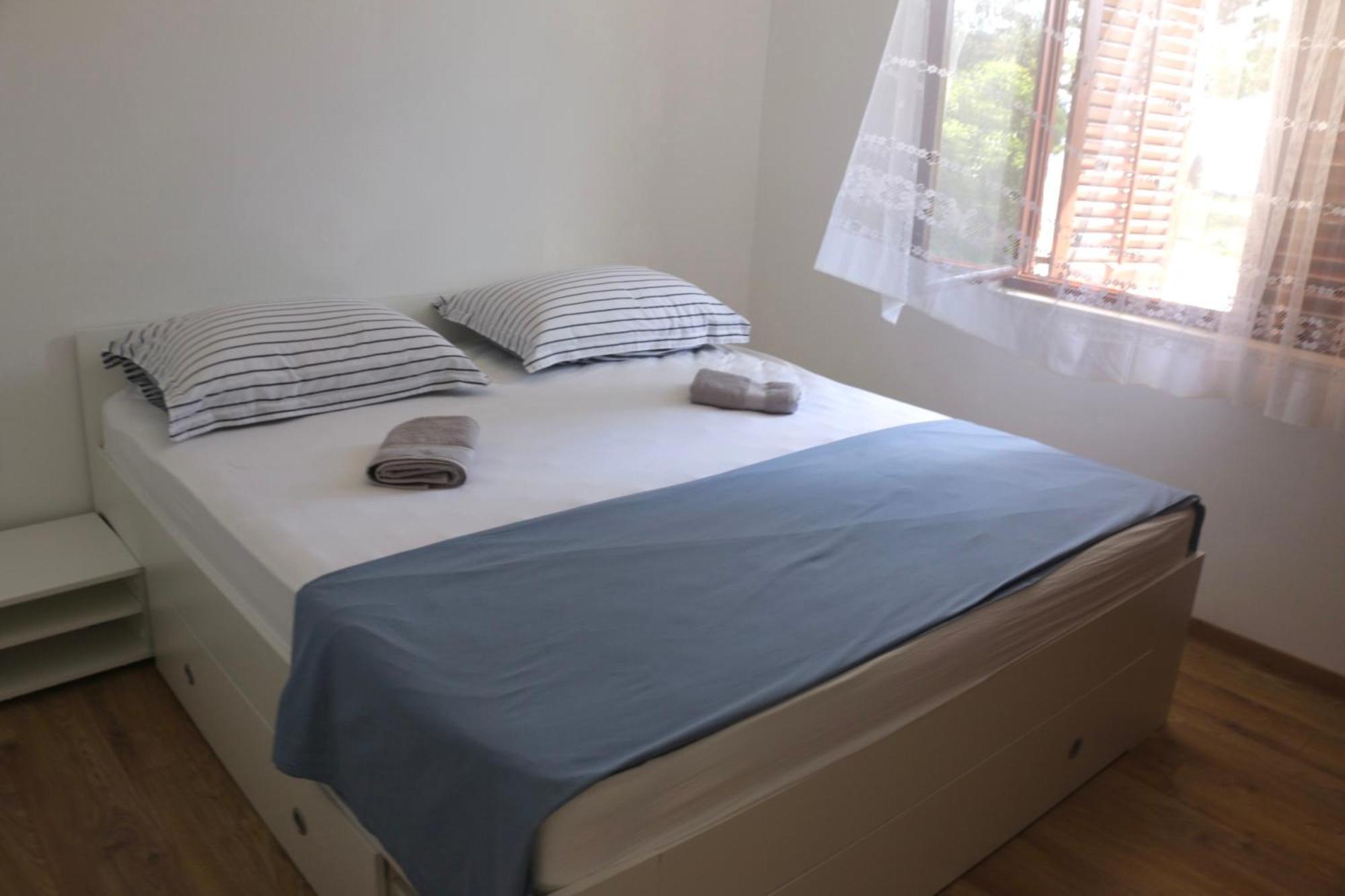 Beachfront Drazen With Patio & Parking *
