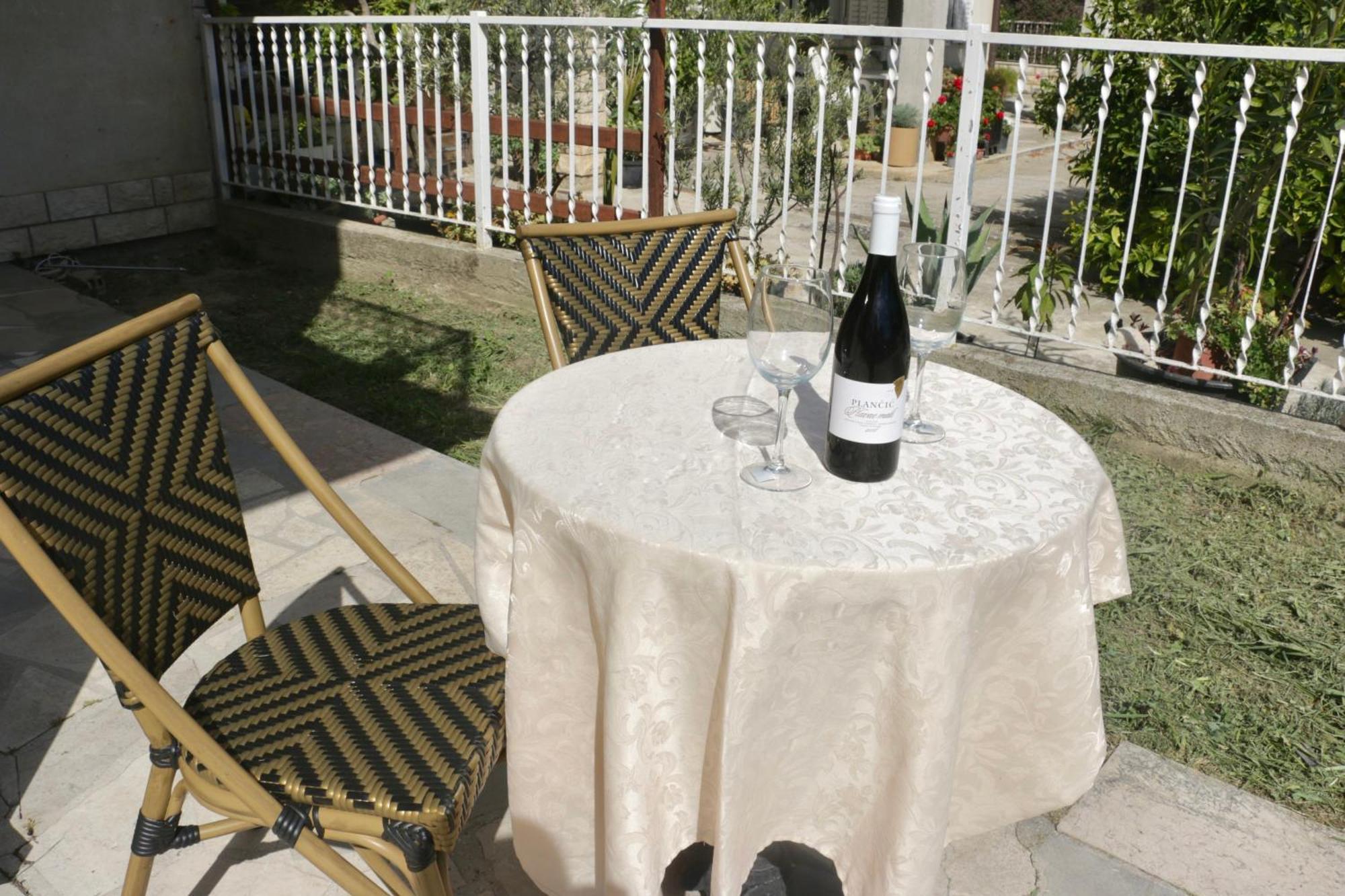Beachfront Drazen With Patio & Parking